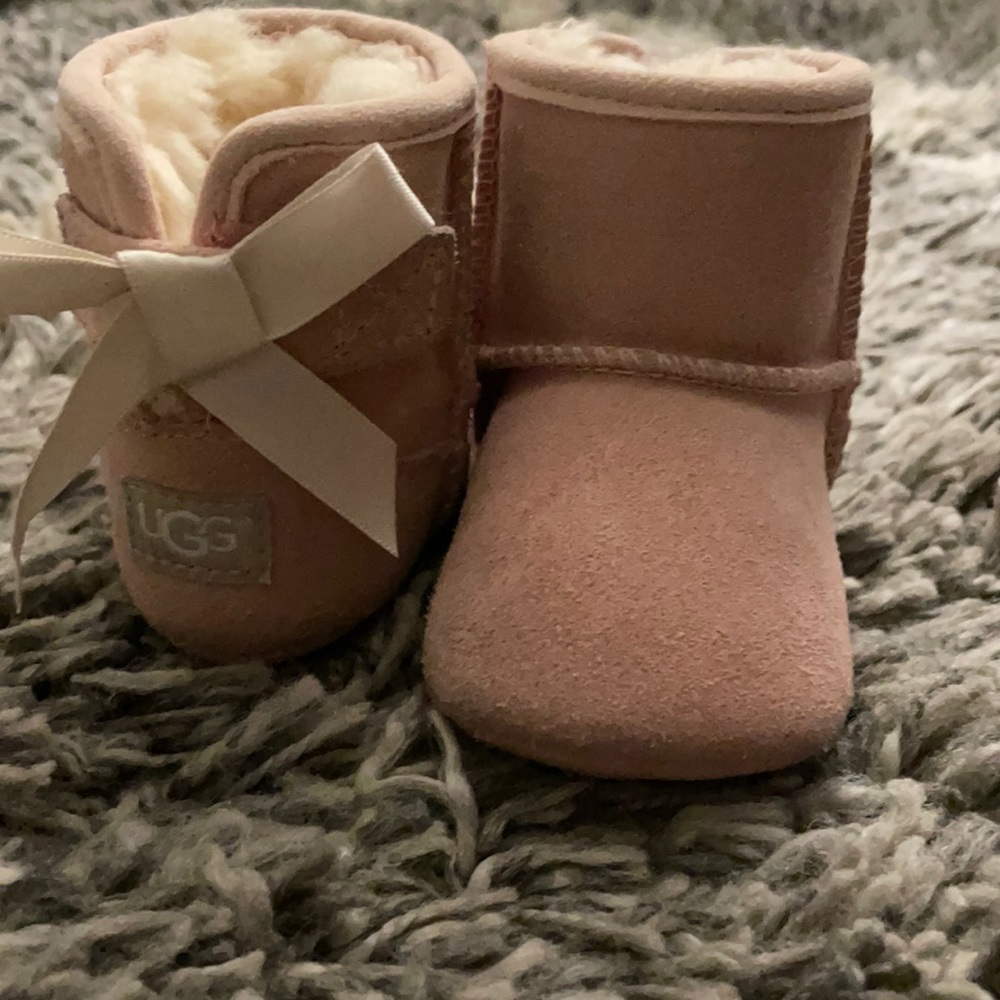 Baby UGG size 0/1- pale pink EUC